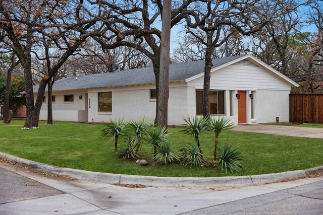 single story home with a front yard