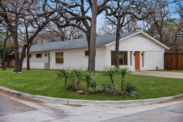 ranch-style house featuring a front lawn