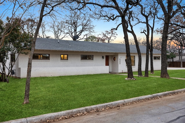 view of front of property featuring a lawn