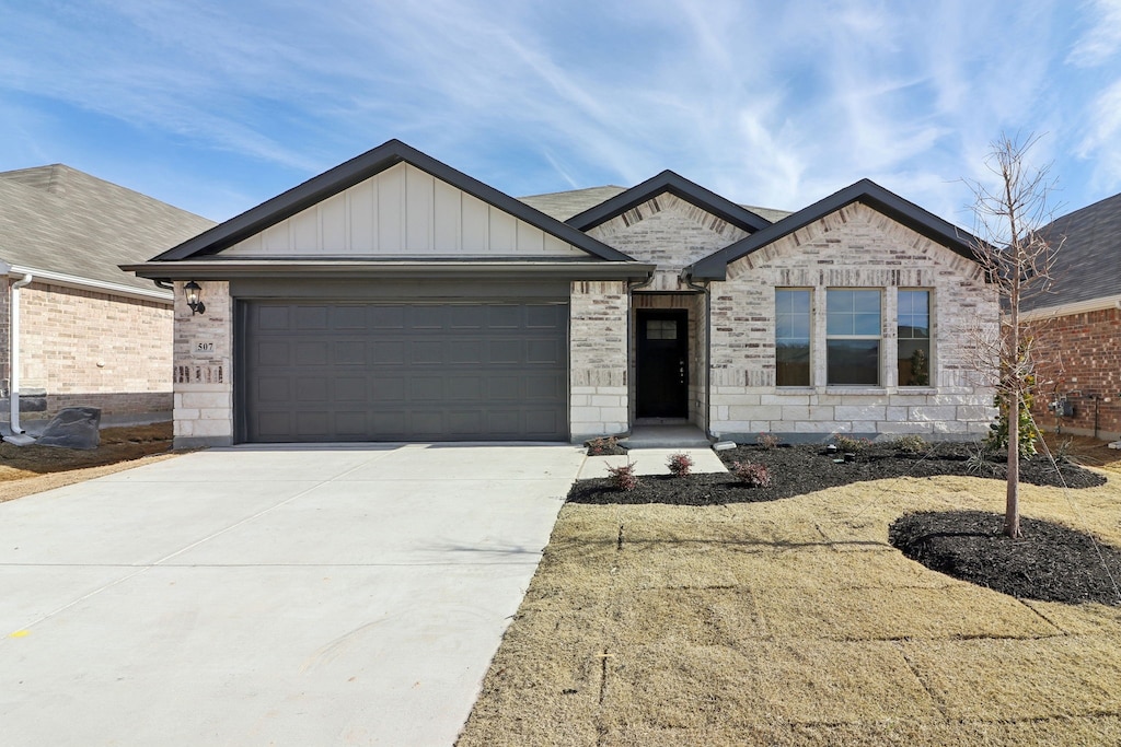 view of front of property featuring a garage