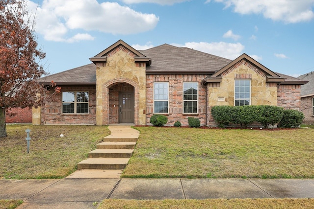 view of front facade featuring a front yard