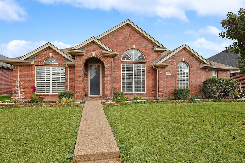 view of front of house featuring a front lawn