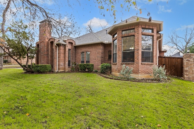 view of front facade featuring a front lawn