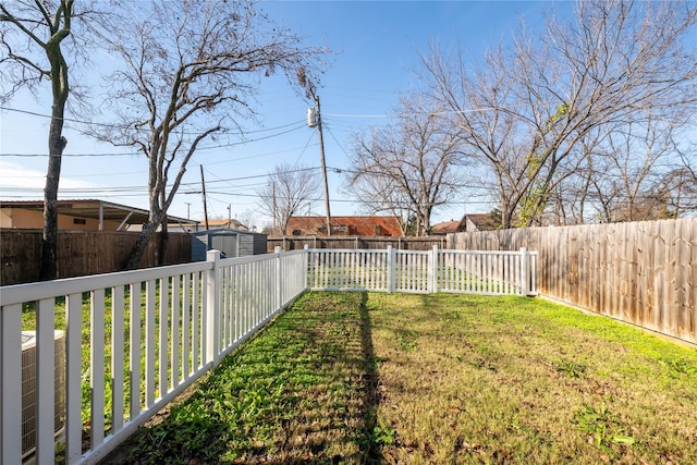 view of yard featuring a shed