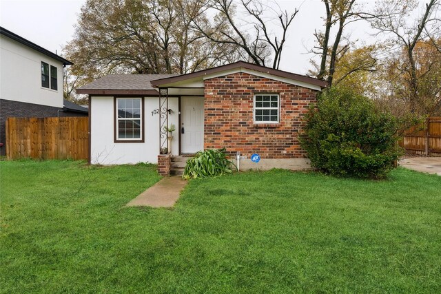 view of front facade with a front lawn