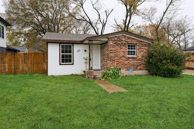 view of front of home featuring a front lawn