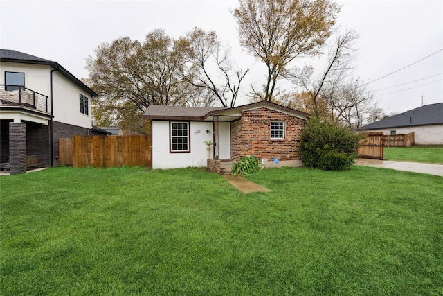 view of front of home featuring a front lawn