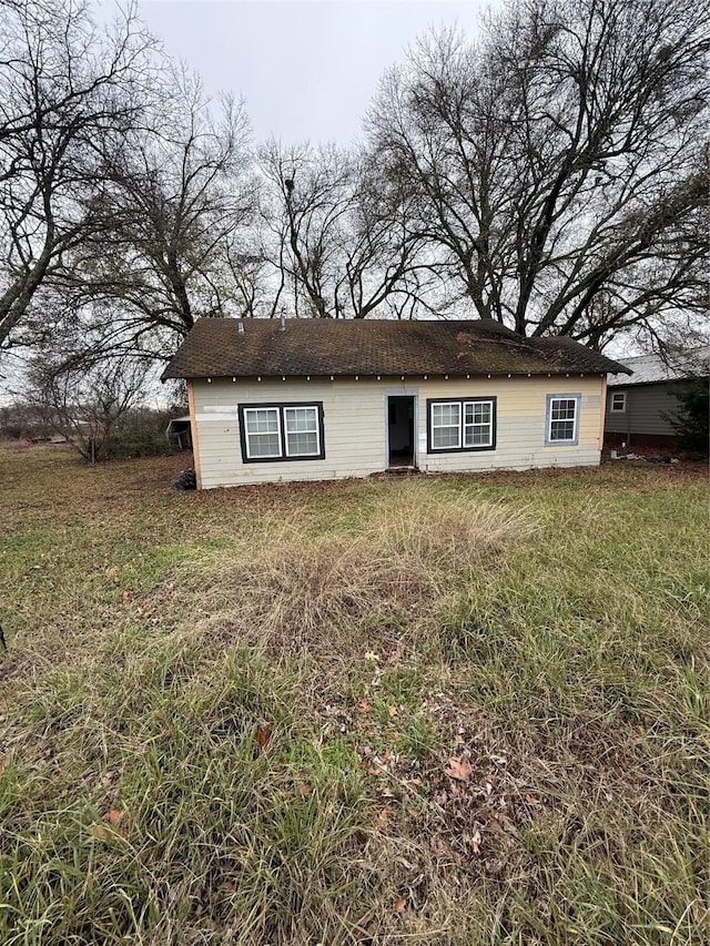 view of front facade featuring a front yard