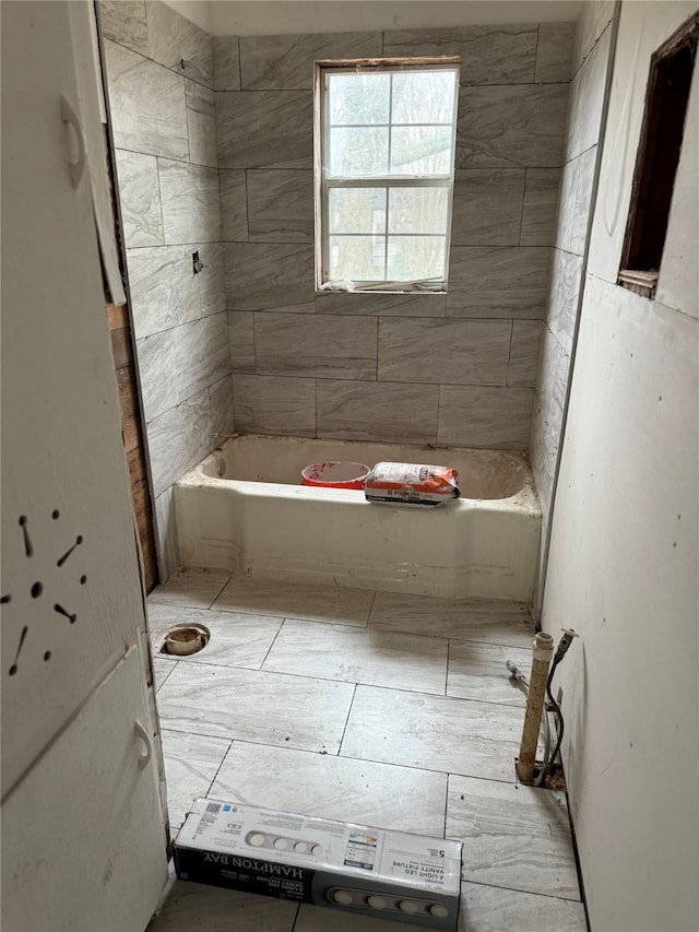 bathroom with tiled shower / bath