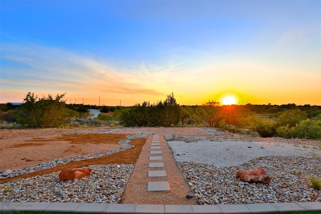 view of yard at dusk