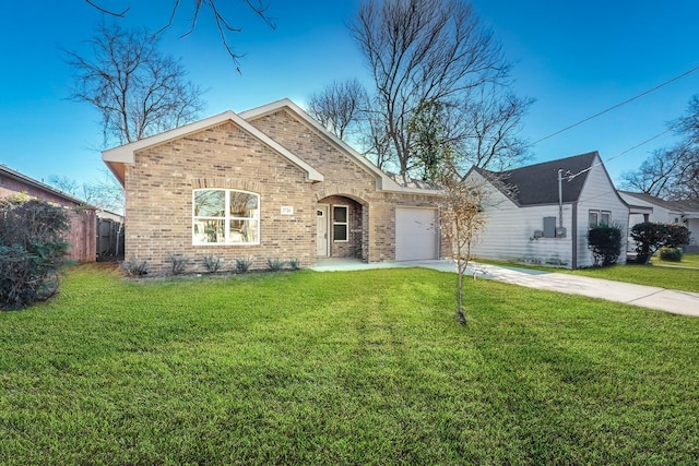 view of front of house featuring a front lawn and a garage