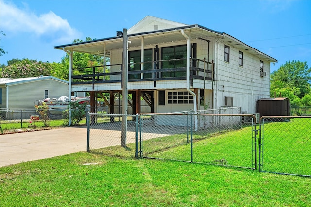 view of front of property with a front yard