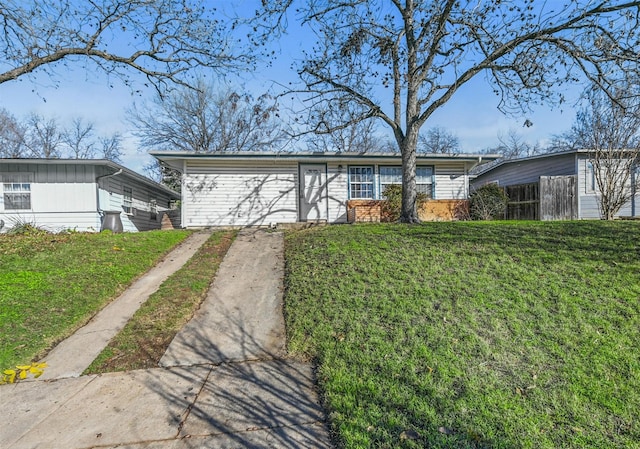 ranch-style house featuring a front yard