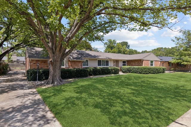 single story home with a front lawn