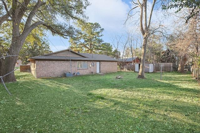 view of yard with a storage unit