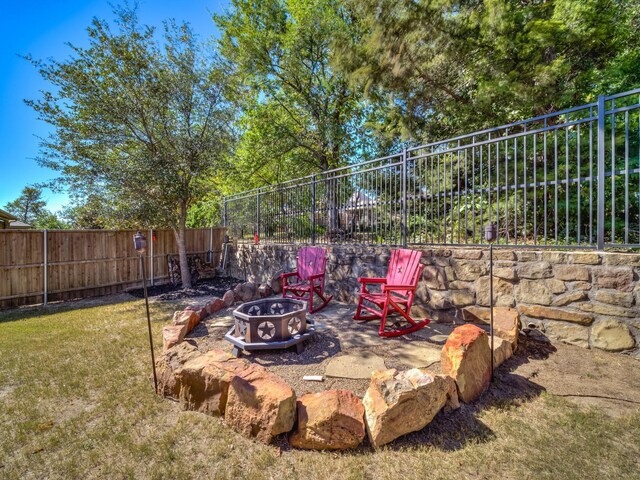 view of yard featuring an outdoor fire pit