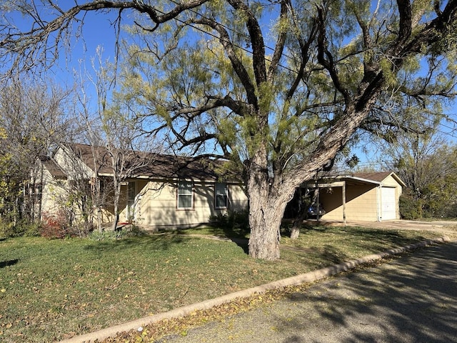 view of front of home featuring a front yard and a garage