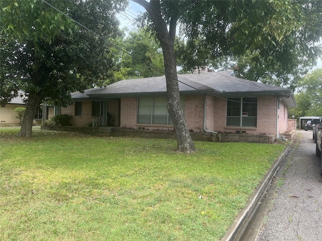 view of front of property featuring a front lawn