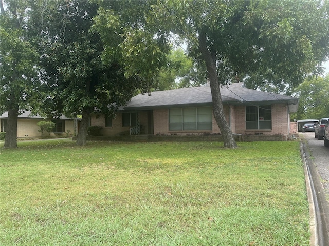 ranch-style home featuring a front lawn