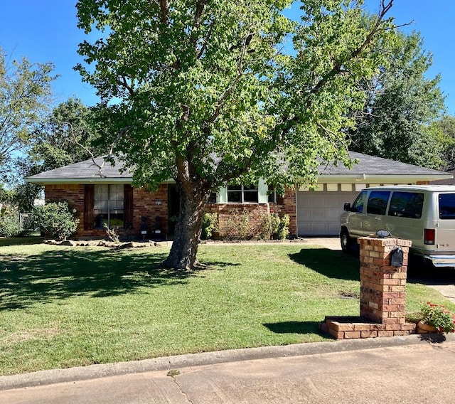 view of front of home featuring a garage and a front yard