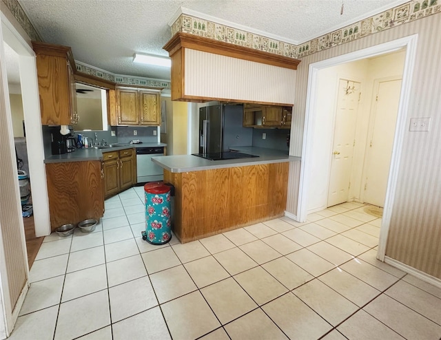 kitchen with kitchen peninsula, black electric stovetop, refrigerator, a textured ceiling, and dishwasher