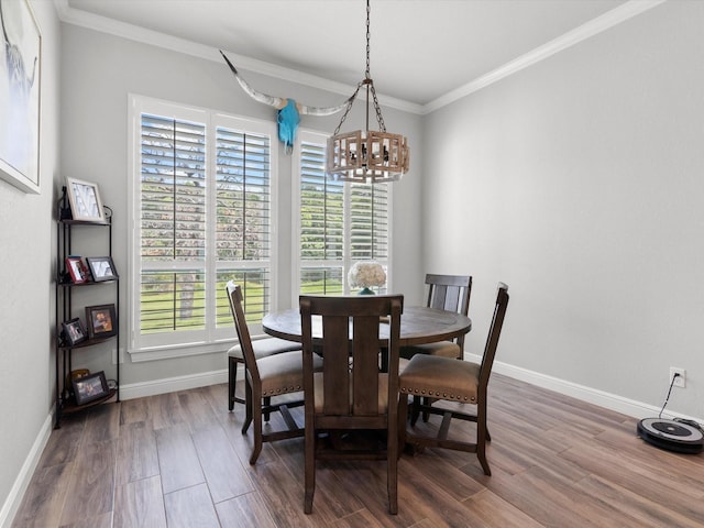 dining room featuring crown molding, dark wood-type flooring, and an inviting chandelier