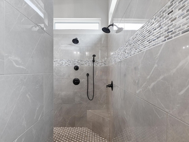 bathroom featuring a tile shower