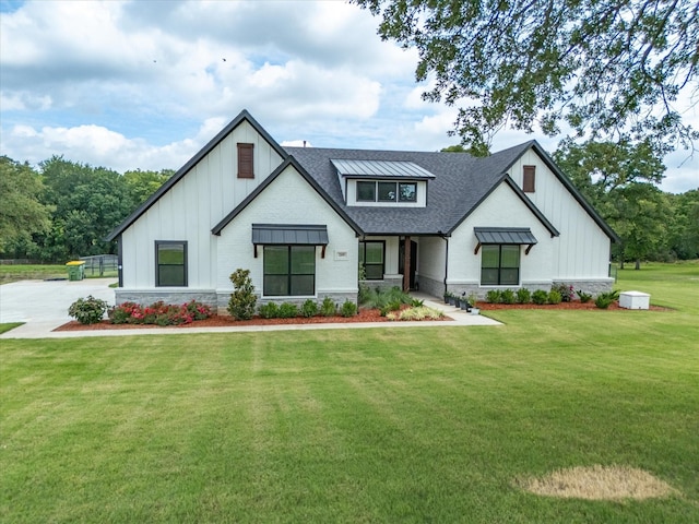 modern farmhouse featuring a front lawn