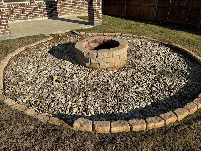 view of yard featuring a fire pit