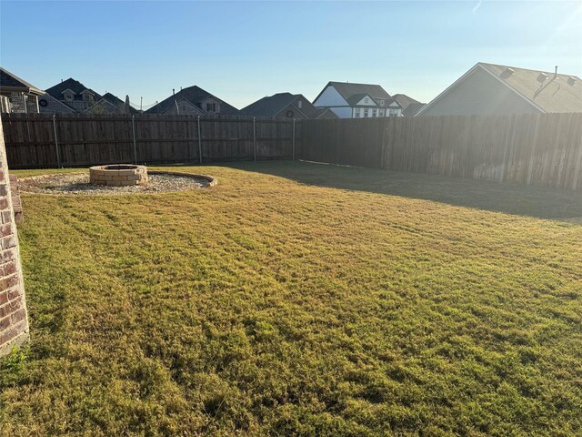 view of yard featuring a fire pit