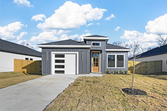 view of front of property featuring a front yard and a garage