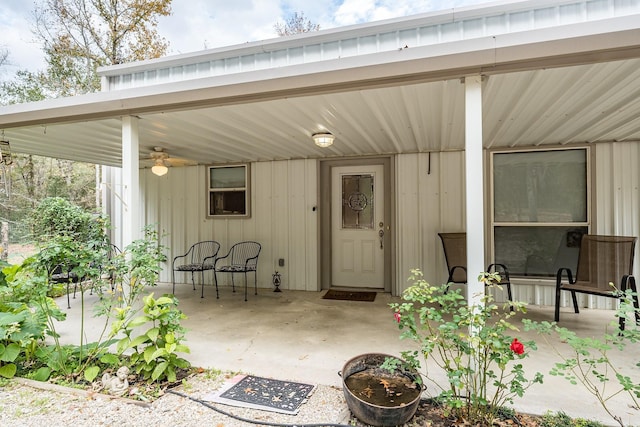 property entrance with ceiling fan