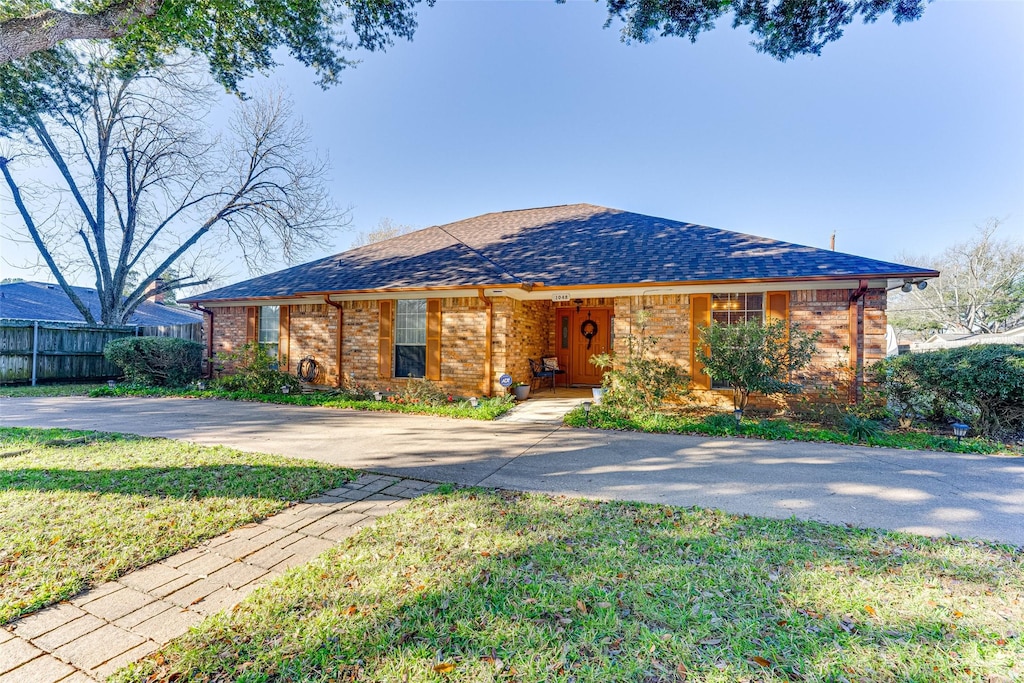 view of front of property featuring a front lawn