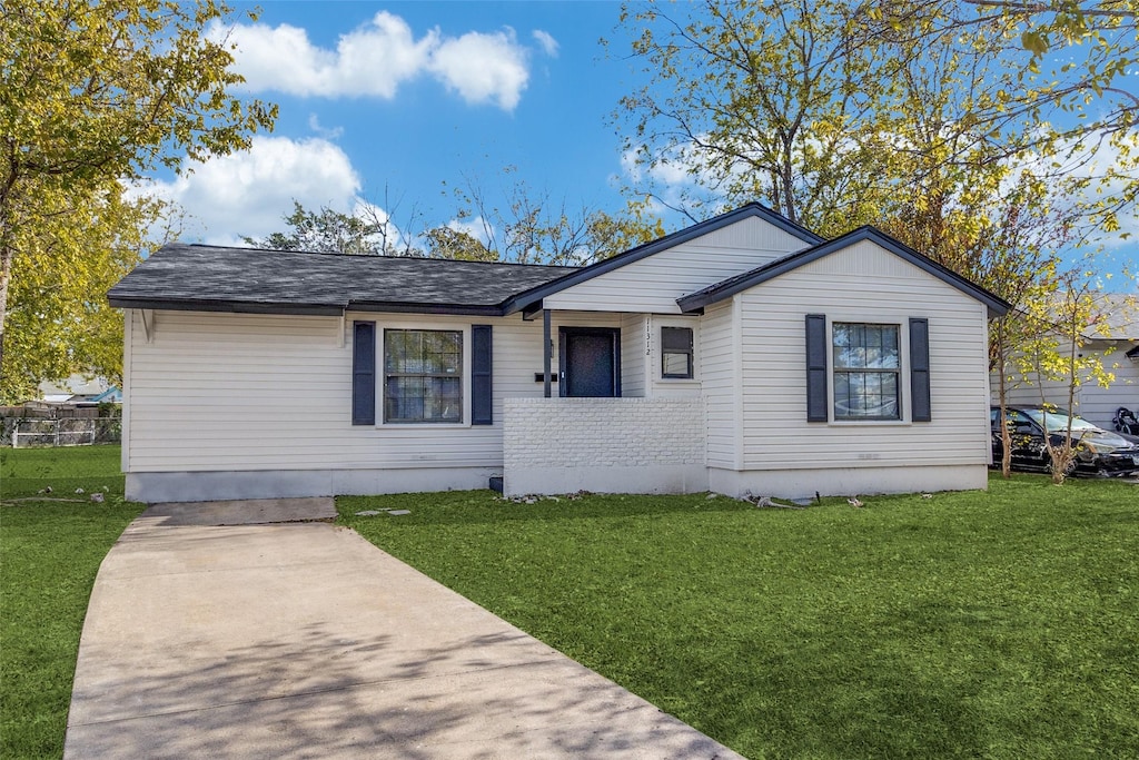 view of front of house featuring a front yard