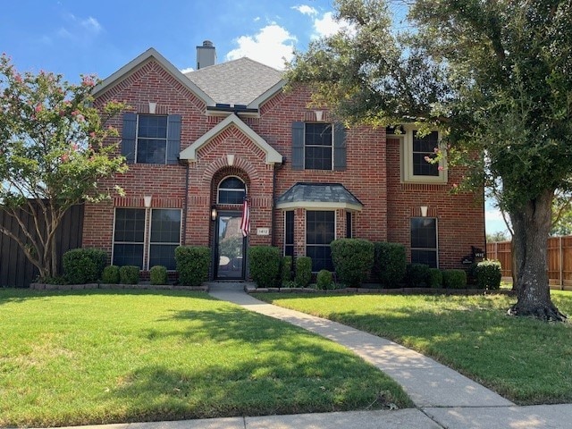 view of front facade featuring a front lawn