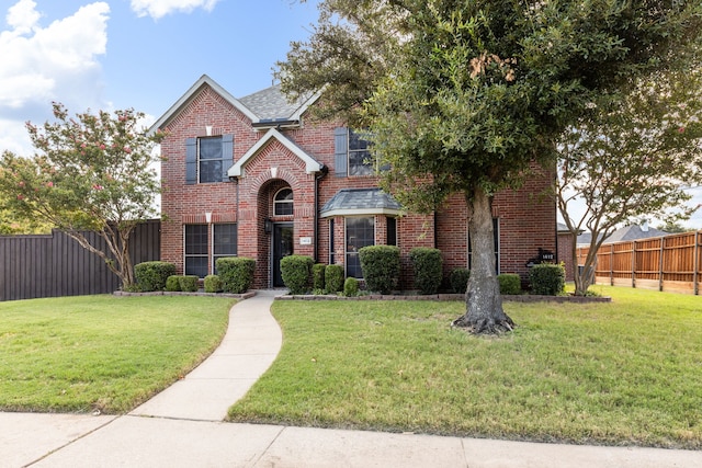 front facade featuring a front yard