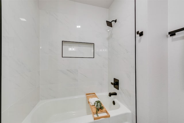 bathroom with tiled shower / bath combo