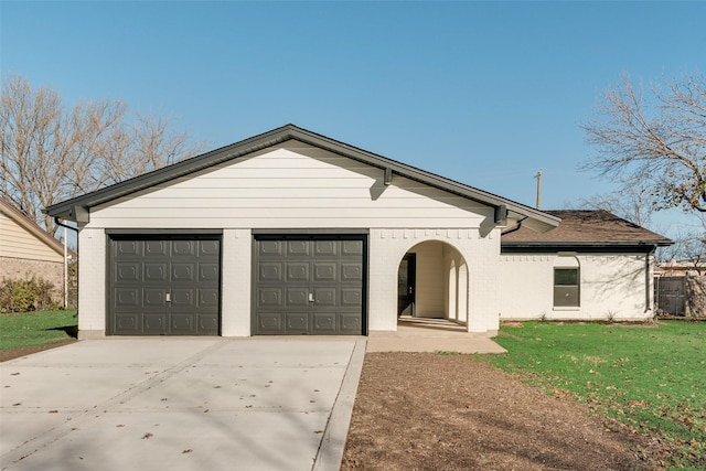 single story home with a front lawn