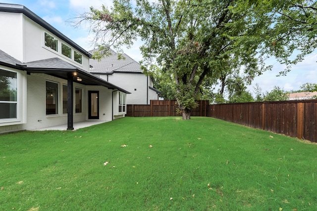 view of yard featuring a patio area