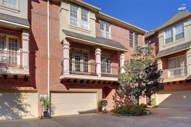 townhome / multi-family property with a balcony