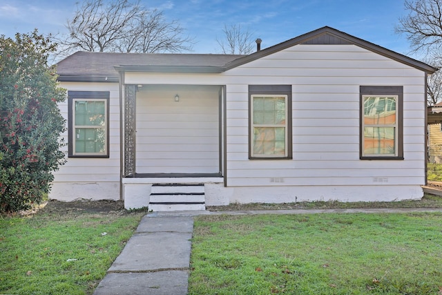 view of front of house featuring a front lawn