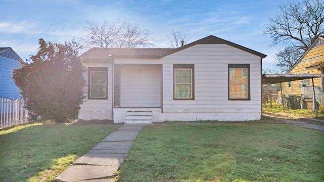 bungalow featuring a front lawn