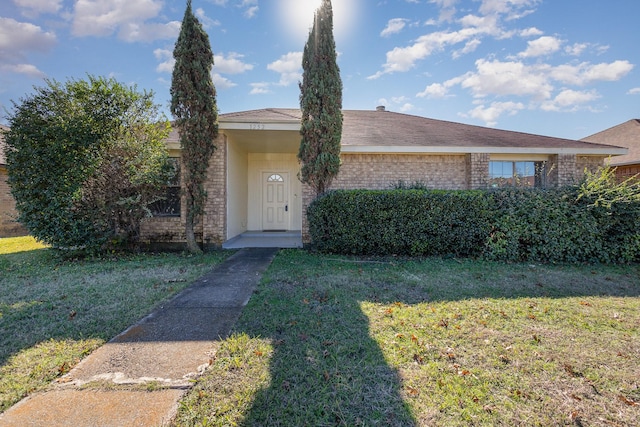 view of front of house with a front yard