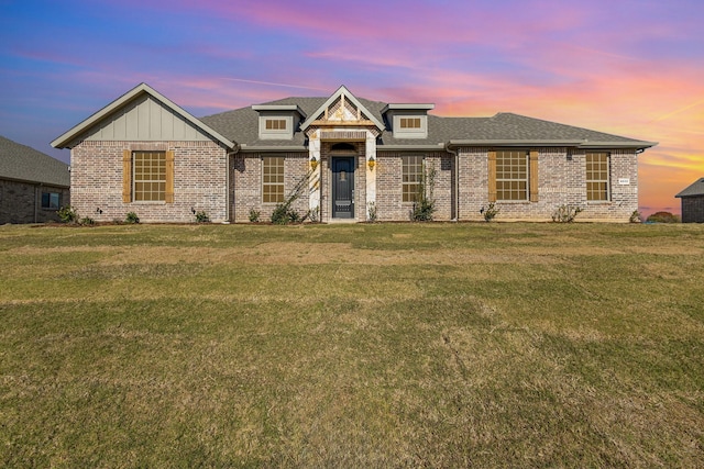 view of front of home featuring a lawn