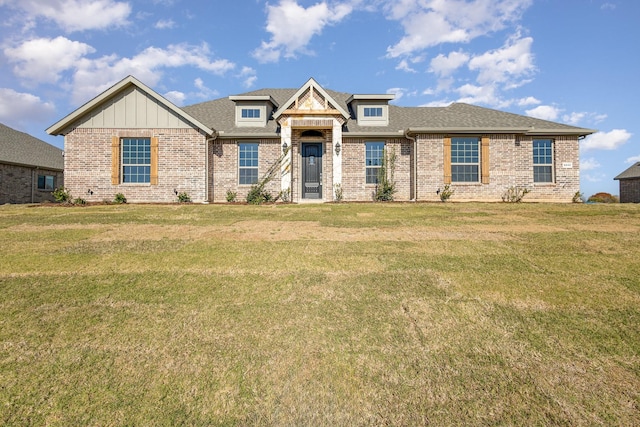 view of front facade featuring a front yard