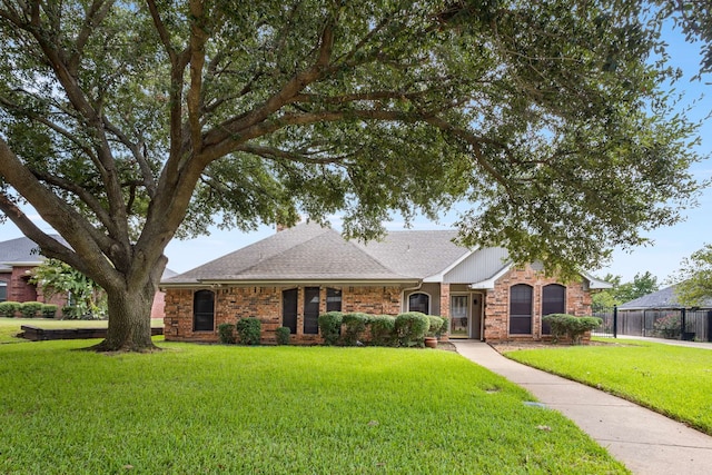 single story home with a front lawn