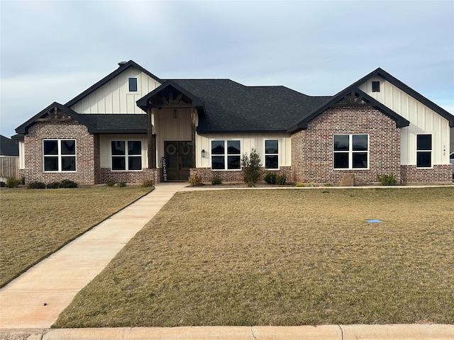 view of front facade featuring a front yard