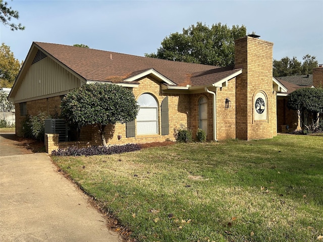 single story home featuring a front lawn