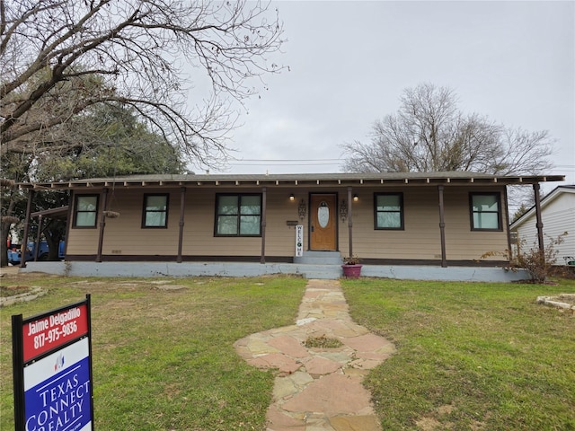 view of front facade with a front yard