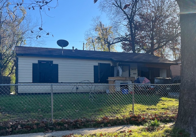 view of front of house featuring a front lawn